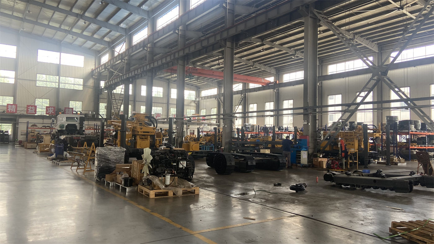 Saat membeli rig bor putar trailer WRTR1000, bagaimana memilih empat proses—sirkulasi normal lumpur, busa udara, DTH, dan sirkulasi balik airlift—sesuai kondisi formasi?
