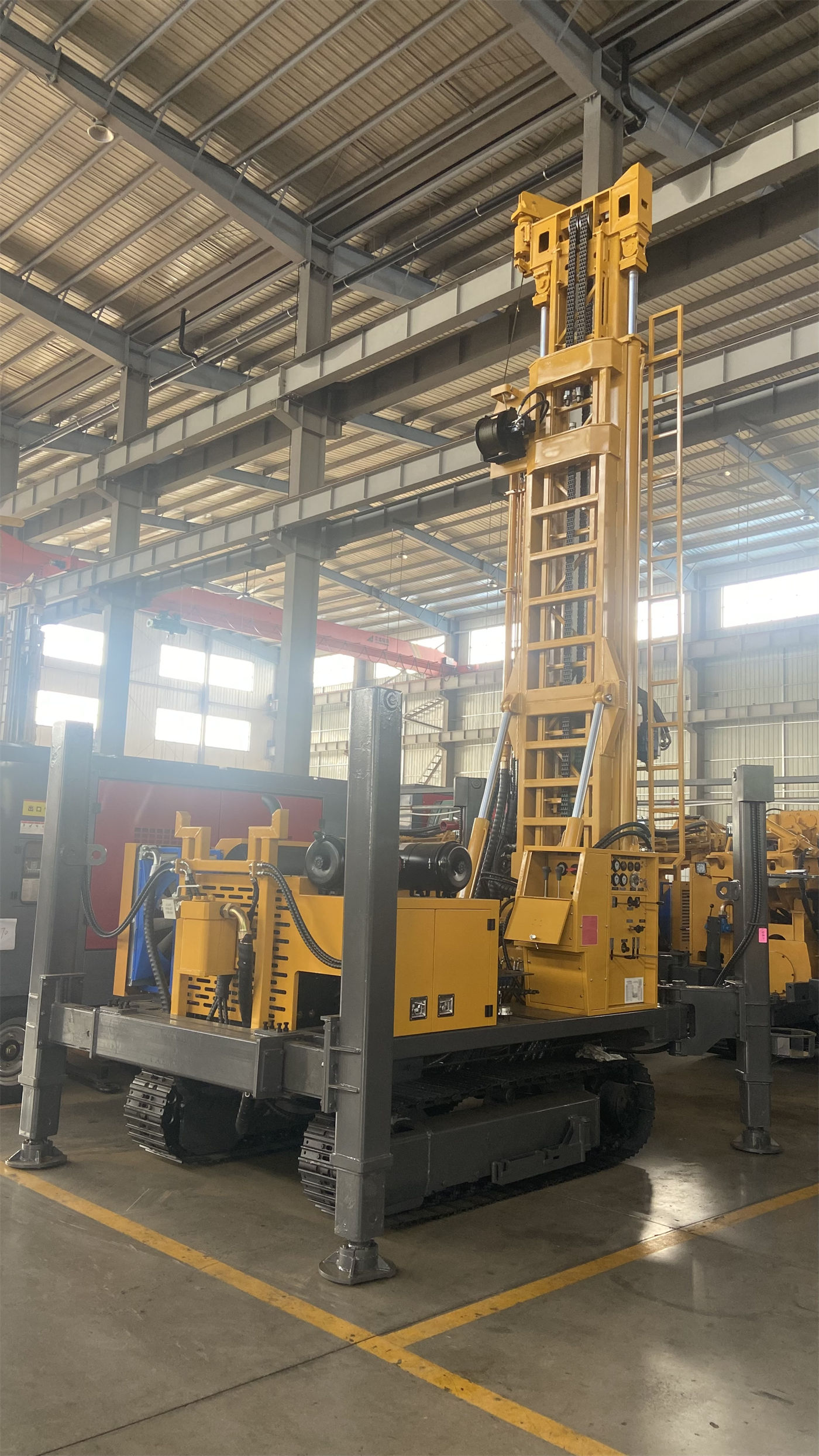 Saat membeli rig bor sumur air kelas 600 meter, bagaimana menentukan apakah gaya angkat dan torsi putar cukup berdasarkan kombinasi diameter sumur, kedalaman sumur, dan formasi?