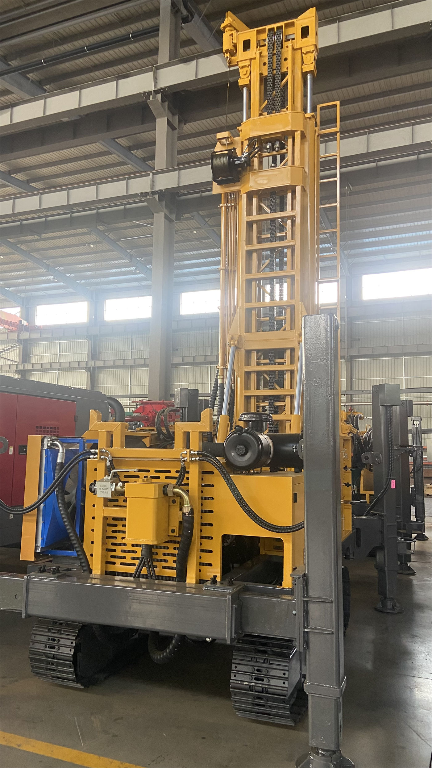 Saat membeli rig bor sumur air kelas 600 meter, bagaimana menentukan apakah gaya angkat dan torsi putar cukup berdasarkan kombinasi diameter sumur, kedalaman sumur, dan formasi?