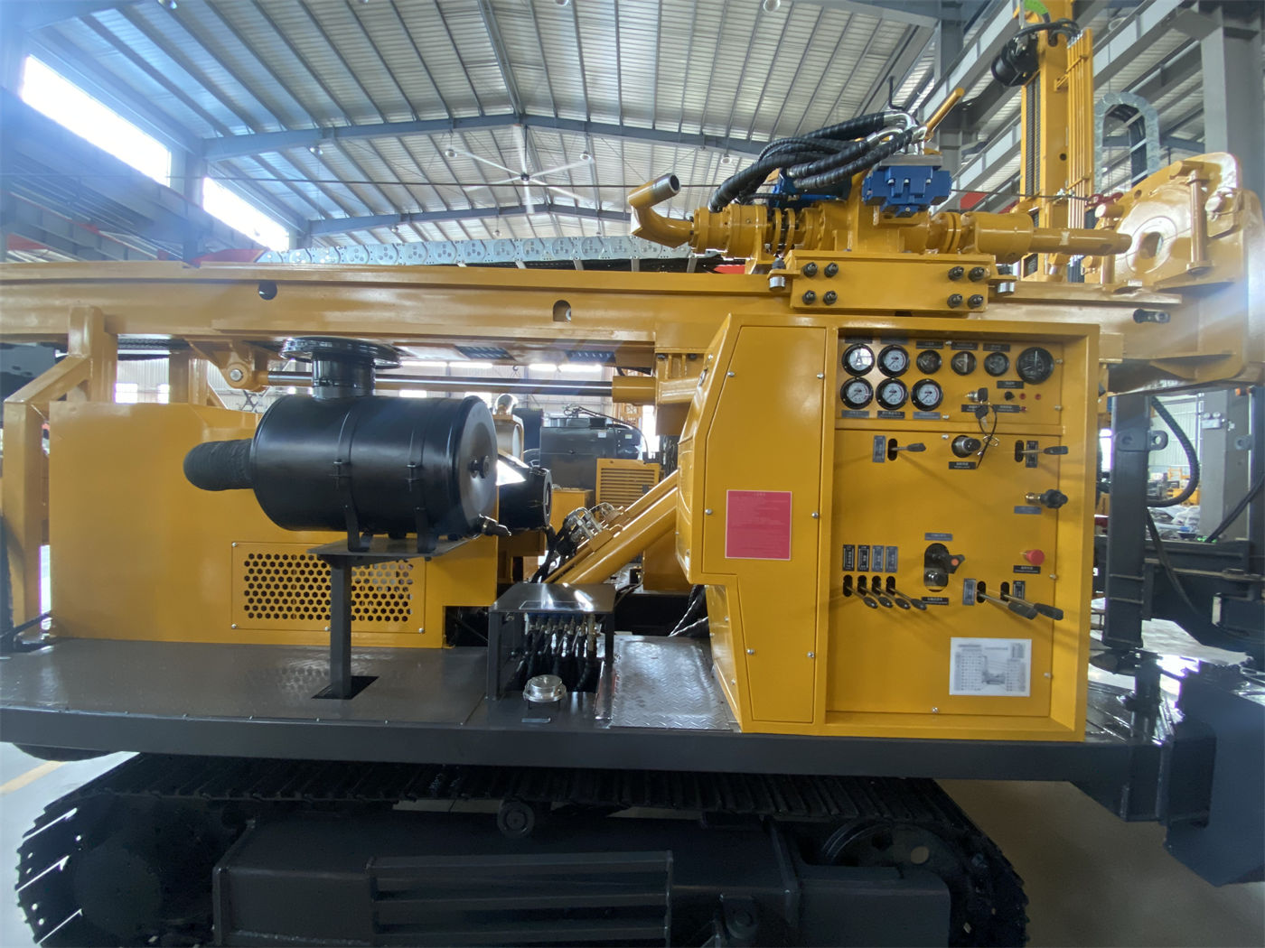 Apa saja keterbatasan praktis dalam perpindahan lokasi kerja antara rig bor sumur air tipe trailer dan tipe terpasang kendaraan?