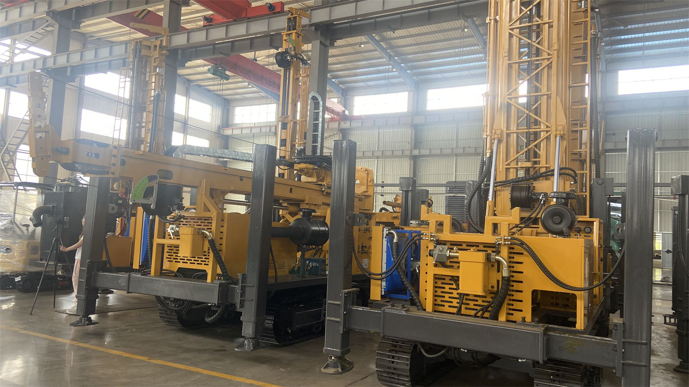 Apa saja keterbatasan praktis dalam perpindahan lokasi kerja antara rig bor sumur air tipe trailer dan tipe terpasang kendaraan?